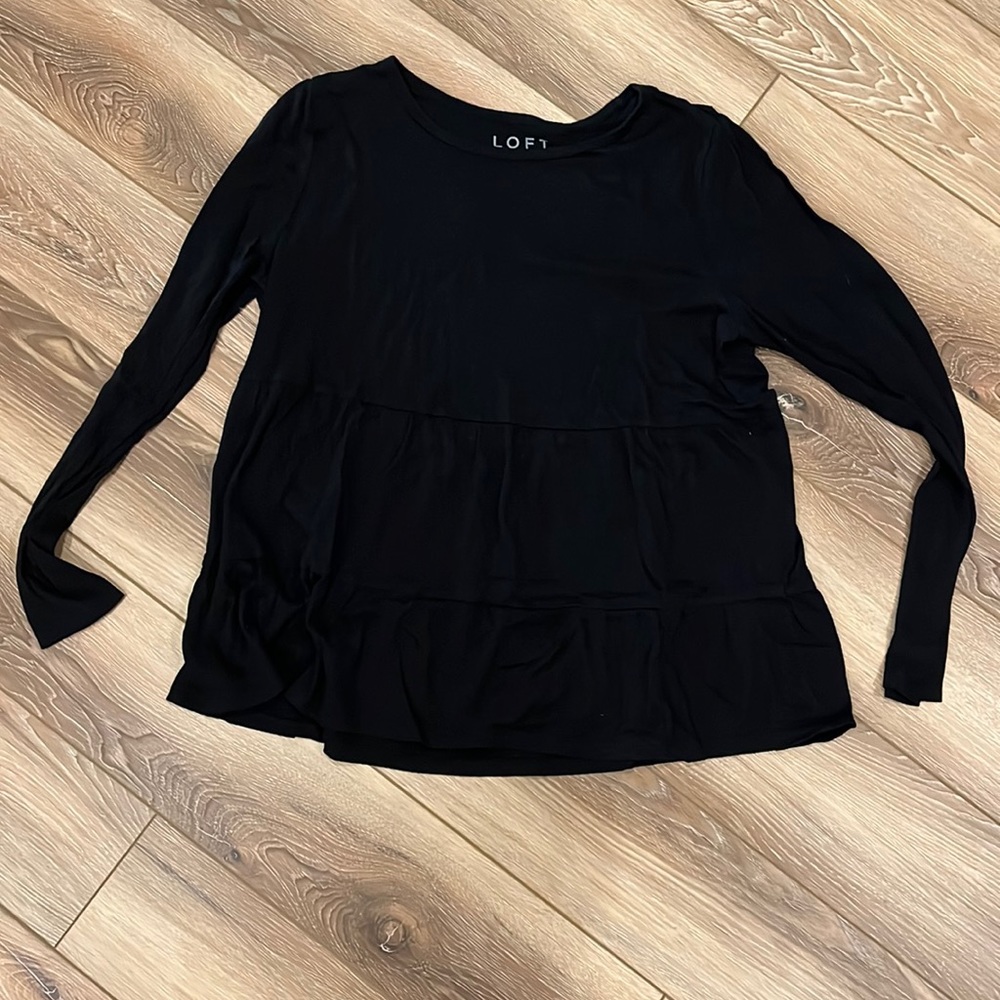 ✨3/$10✨ LOFT tiered black top